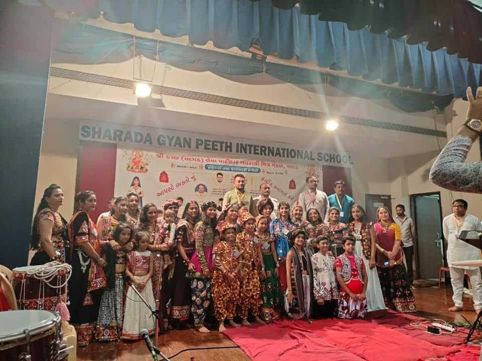 सांस्कृतिक कार्यक्रम — पारंपरिक वेशभूषा में समूह फोटो