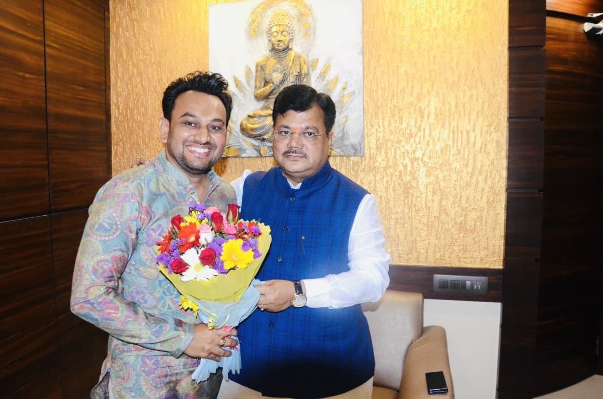 नेता के साथ शुभकामना भेंट